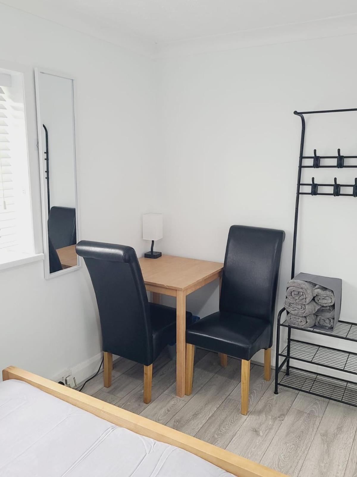 Roomz-Gatwick-London-Airport Parking-Travel Service Ifield Exterior foto