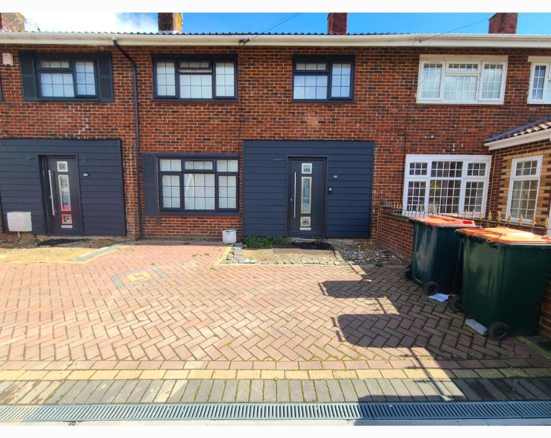 Roomz-Gatwick-London-Airport Parking-Travel Service Ifield Exterior foto